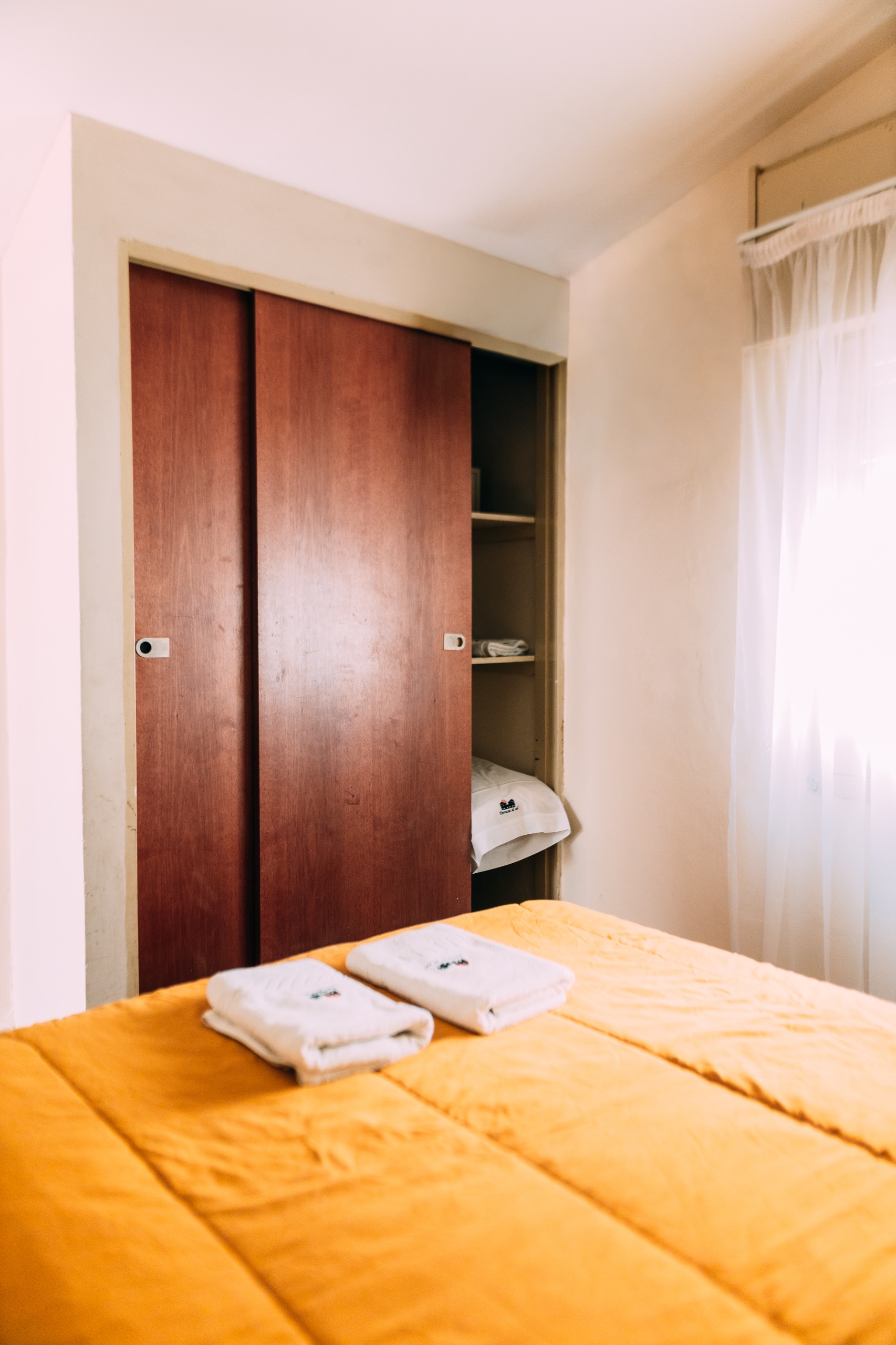 Dormitorio con placard