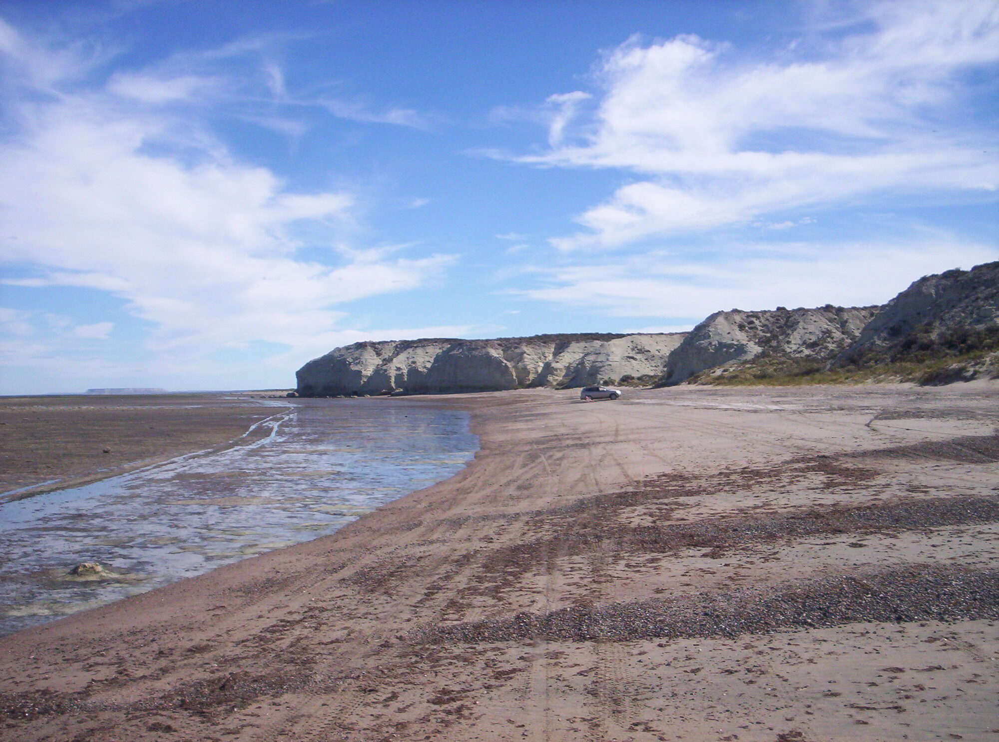 Playas extensas y acantilados